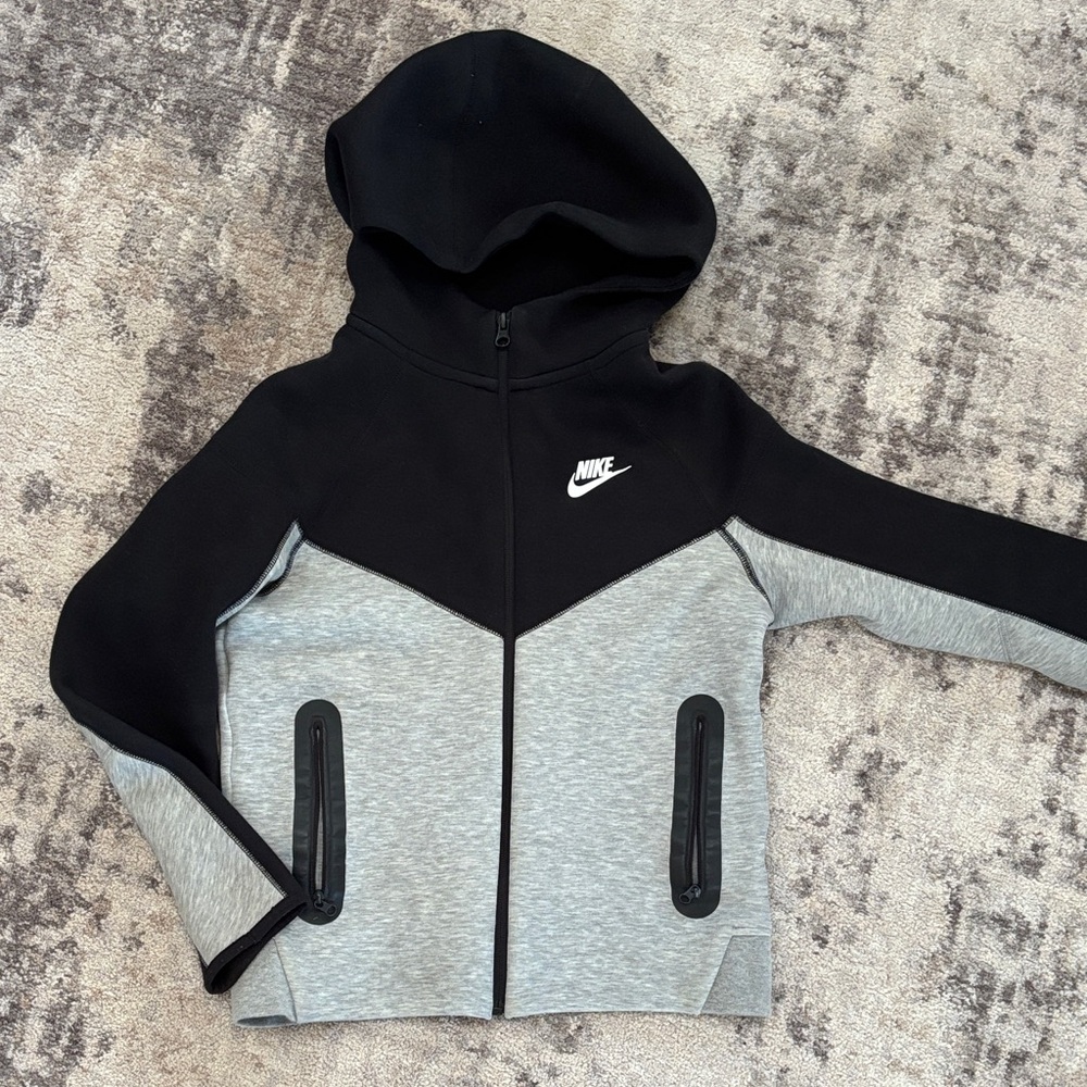 Nike Tech BOYS Jacket Hoodie Size Medium Black Grey